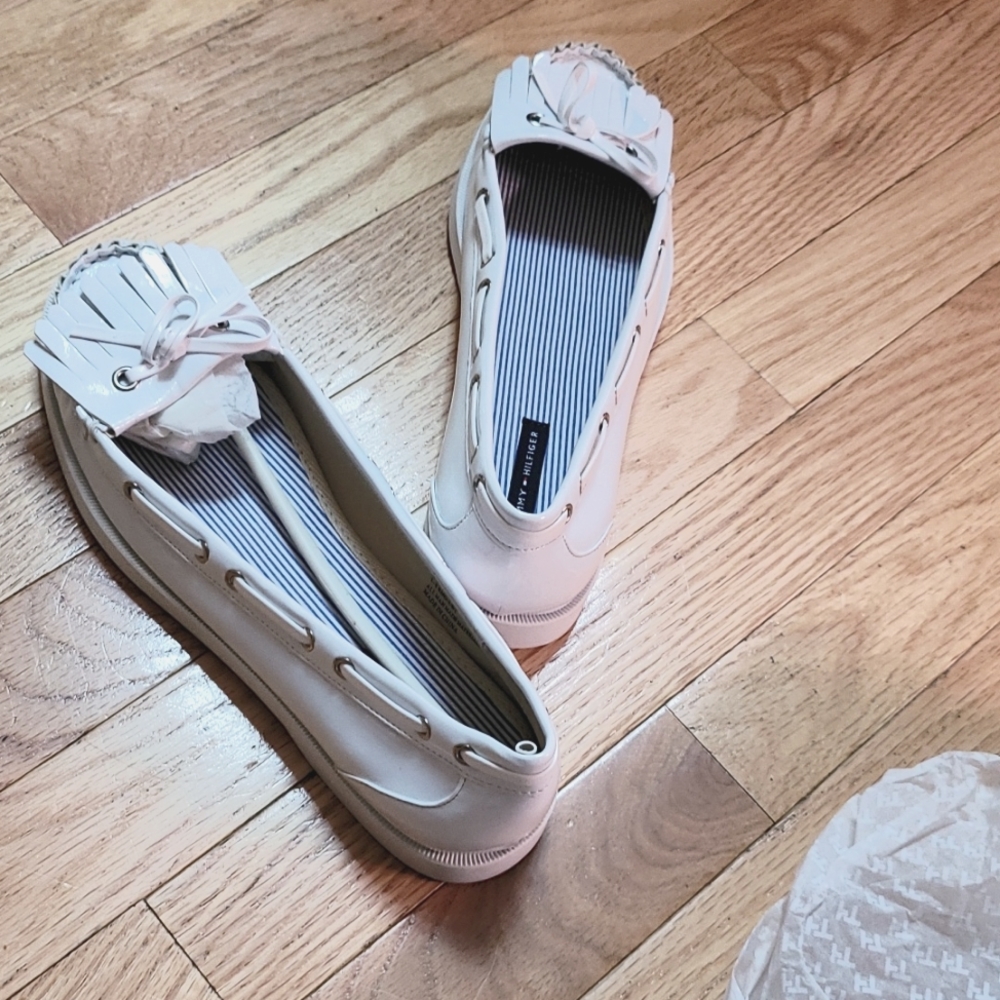 Tommy Hilfiger Boating shoes(I think that's what they are called) size 9 runs a